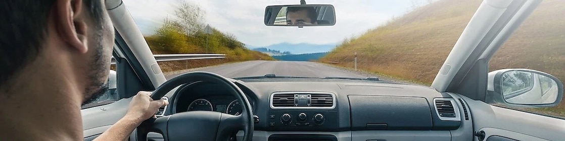 Joven conduciendo un coche en la estrada